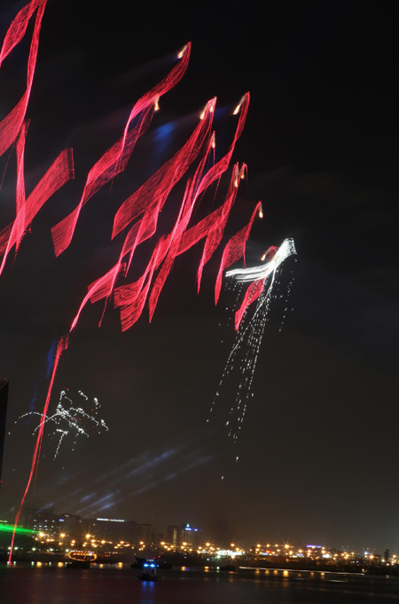 Shoppers Day and fireworks display mark opening of DSF 2010