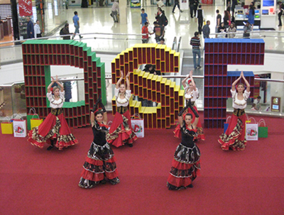 An International Carnival Flavour Welcomes Visitors to Mirdif City
Centre, Mall of the Emirates and Deira City Centre as DSF 2011 Officially Opens